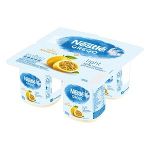 Iogurte Parcialmente Desnatado Grego com Preparado de Maracujá Light Nestlé Bandeja 360g 4 Unidades de 90g Cada